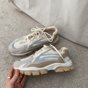 Sneakers  - SÅ balla sneakers från nakd! Aldrig använda. Frakt tillkommer 