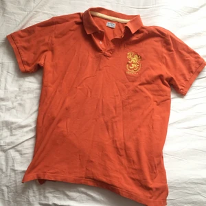 Orange t-tröja - Söt tröja fin färg. Den är lite stor på mig som bär S, oversized. Det är replay💕