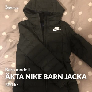 Äkta Nike barn jacka - Svart Nike jacka i barnmodell storlek S, andvänt 1 gång efter det har den bara legat i min garderob o tagit plats. I nyskick, Felfri! Det är dragsjedja på fickorna. Varm så till hösten men fungerar även som vinterjacka av egna erfarenheter.🤍😌köparen står för frakten!
