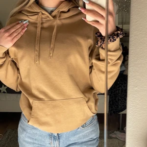 Beige hoodie hm - Super söt beige hoodie från hm i strl XS men sitter oversized på mig som brukar ha S. Går över rumpan på mig som är 164 (vikt upp den på bilderna). Mycket bra skick inte nopprig eller defekter 🥰🥰