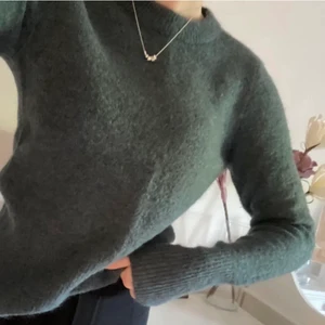 Stickad tröja - Superskön stickad tröja från H&M i grön- och blåaktig färg, storlek XS. Den är i princip oanvänd, därav som nyskick!💙💚