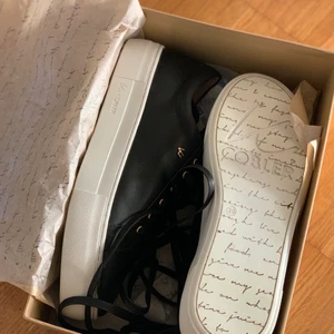Sneakers  - Sneakers från kobler helt nya, han ej lämna tillbaka dem i tid därav säljer jag dem! Storlek 39 