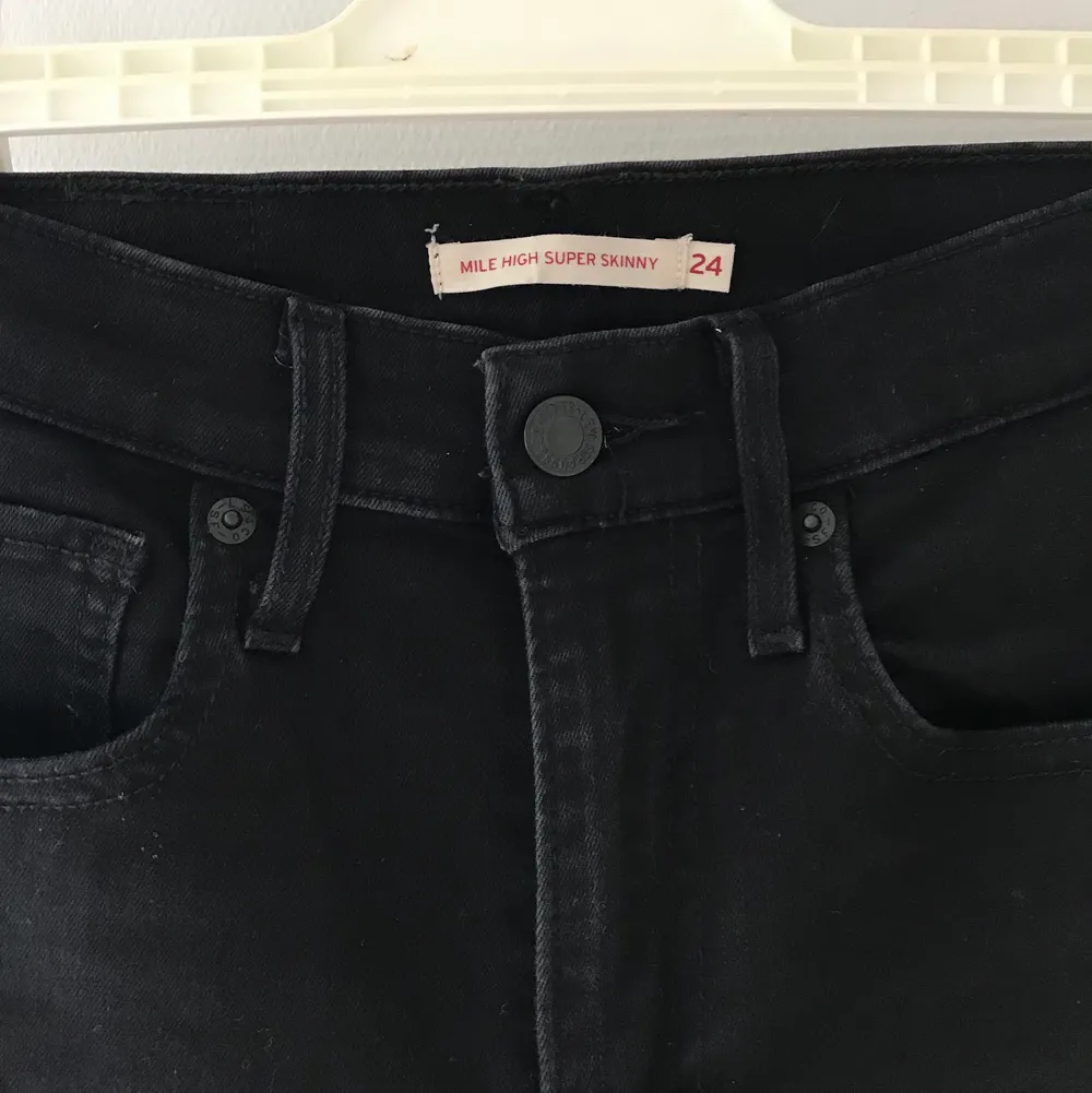 Levis Mile High super skinny jeans i stl.24. Använd ett fåtal gånger. Säljer dem för att de aldrig används. Inköpspris 999kr. . Jeans & Byxor.