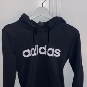 Adidas hoodie - Hoodie från adidas. Använd fåtal gånger så är i bra skick skriv för fler bilder 