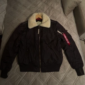 ALPHA INDUSTRIES JACKA - Säljer nu en as snygg vinter/höst jacka som jag använt väldigt få gånger nypriset på den är 2000kr Men jag säljer den endast för 800 då jag inte har användning för den mer! Den passar även M-L då den är emellan i storleken där någonstans:)!