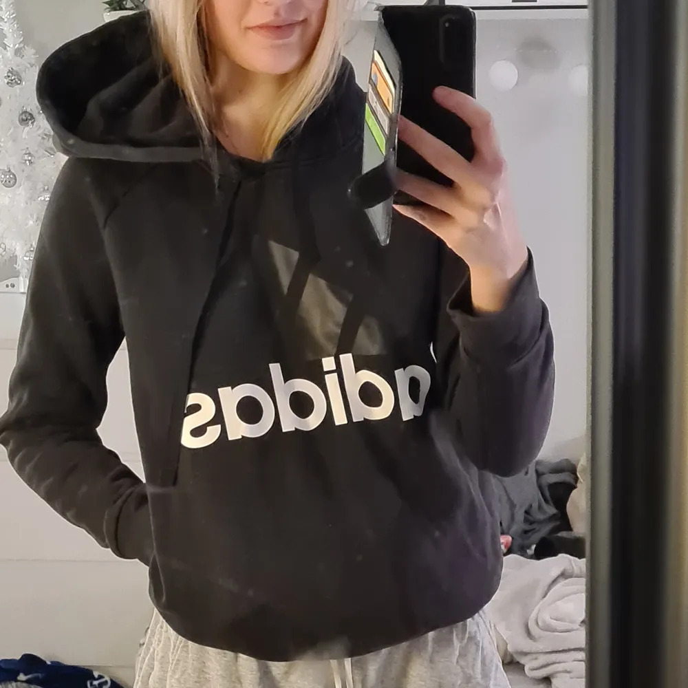 En svart hoodie från Adidas. Perfekt att både träna i eller använda vanligt. Väldigt bekväm och varm. Är storlek M men sitter bra på mig som är S💕 . Hoodies.