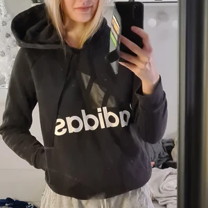 Adidas hoodie svart  - En svart hoodie från Adidas. Perfekt att både träna i eller använda vanligt. Väldigt bekväm och varm. Är storlek M men sitter bra på mig som är S💕 