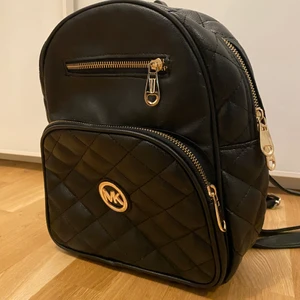 Michael Kors väska - Michael Kors ryggsäck. Originalpris 1000kr.
