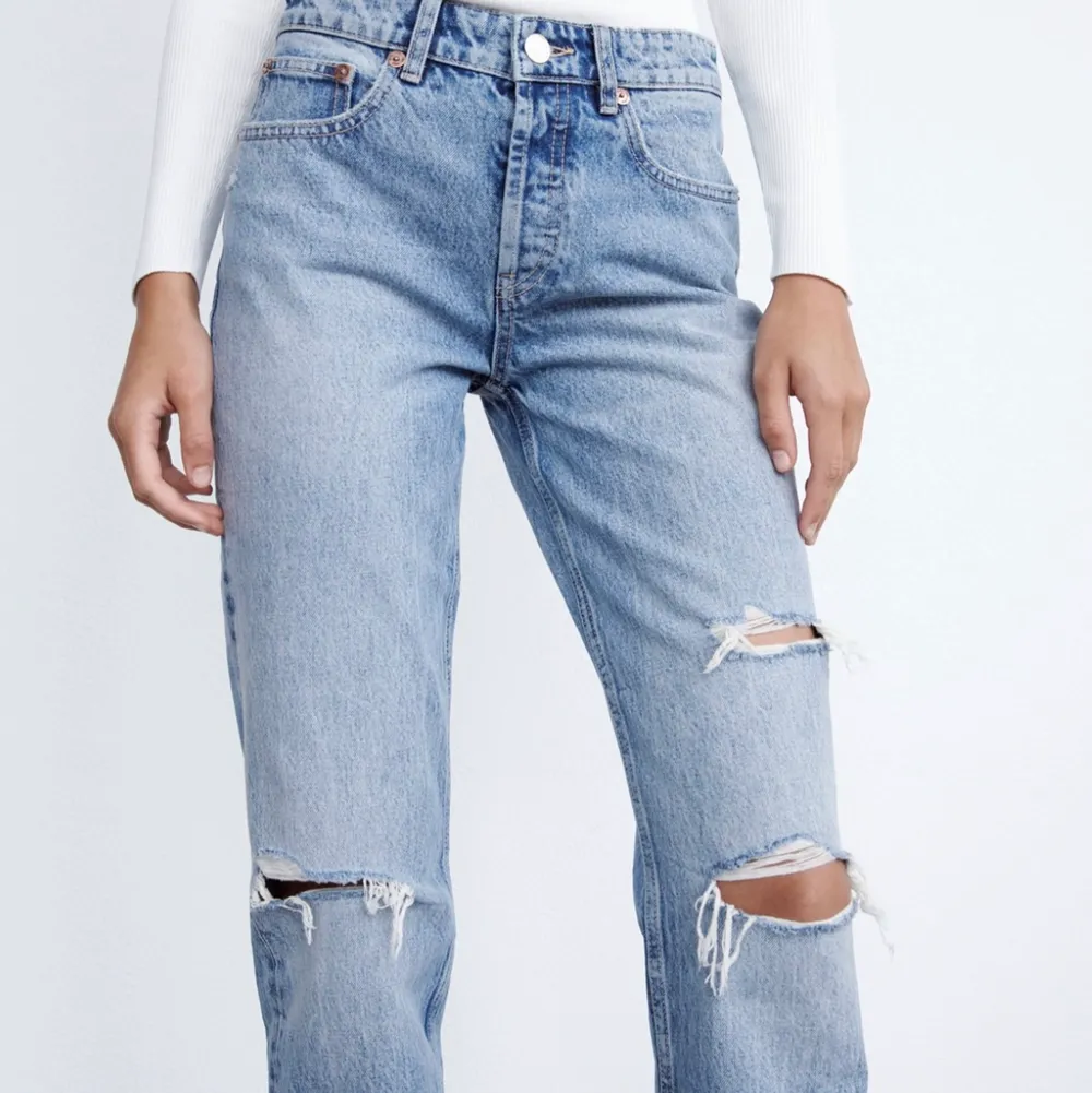 Säljer mina snygga Zara mid Rise straight jeans. Nästintill oanvända, säljer då de är lite små på mig💕💕 . Jeans & Byxor.