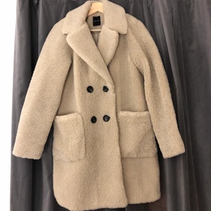 Kappa - Tjock och fluffig kappa. Aldrig använd. Storlek: 36. Köparen står för frakt.