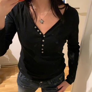 Farfarströja - Svart tröja med knappar, påminner om twilight, dock lite nopprig så skulle inte säga nyskick, från second hand💕 märket är esprit