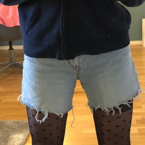 Jeansshorts - Supersnygga jeansshorts från H&M. Köpta för 250 kr i somras och säljer för 120 kr + frakt. Tror inte att de finns kvar på hemsidan längre. Supersnygga även nu på hösten med ett par strumpbyxor under och en stickad tröja till💘👌🏻✌🏻⚡️