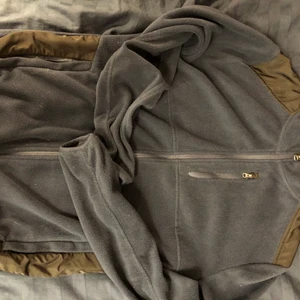 Zipup - Mörkblå zipup i storlek S. Köpt secondhand men bara använd två gånger. 