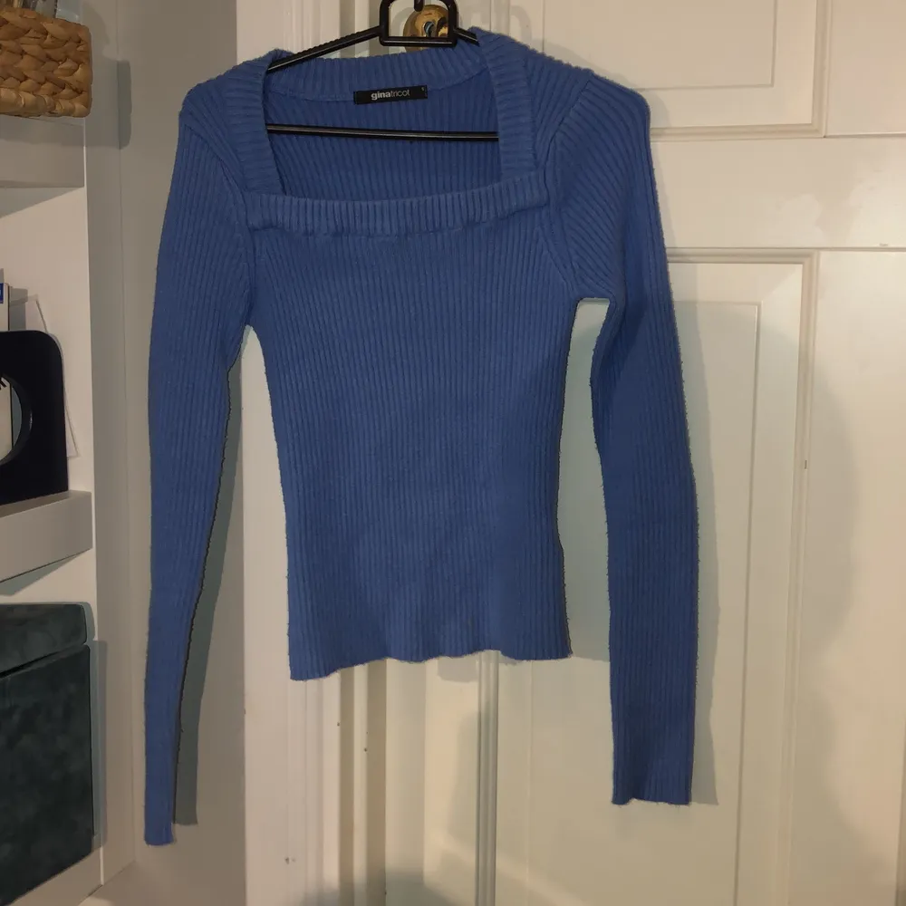 En skön blå tröja från Gina med en kvadratringning eller vad man ska säga, är nästan oanvänd då jag inte gillar tajta kläder men sitter jättefint på! Säljer för 100kr+frakt (strl S)❤️❤️. Tröjor & Koftor.