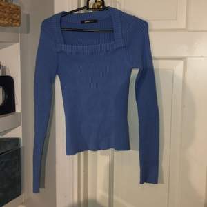 En skön blå tröja från Gina med en kvadratringning eller vad man ska säga, är nästan oanvänd då jag inte gillar tajta kläder men sitter jättefint på! Säljer för 100kr+frakt (strl S)❤️❤️
