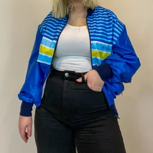Tunn blå jacka  - Tunn blå och mönstrad jacka där det står svenska Dagbladet. Detta är inte en varm jacka utan snarare en snygg detalj till en outfit! 