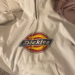 Hoodie - Dickis Hoodie lite sliten men syns ej från långt håll storlek S nypris 600kr säljer för 300 inkl frakt skriv vid intresse eller frågor 