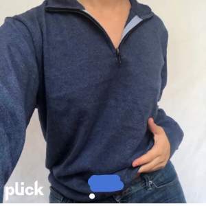 Jättefin stickad tröja i marinblå färg. Köpt här på plick och säljs då jag inte fått någon användning för den💕(inte mina bilder, så skriv gärna för mer info om plagget samt frakt m.m)