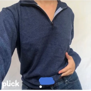 Stickad tröja - Jättefin stickad tröja i marinblå färg. Köpt här på plick och säljs då jag inte fått någon användning för den💕(inte mina bilder, så skriv gärna för mer info om plagget samt frakt m.m)