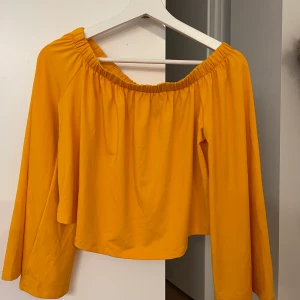 Topp - Sitter som off sholder