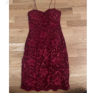 Festklänning  - Helt ny klänning och helt oanvänd med prislapp kvar. Perfekt till julafton eller nyår. 