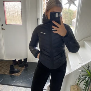 Svart Peak Performance dunjacka - Säljer på grund av att den inte kommer till användning längre. Är i väldigt bra skick och perfekt att ha nu på vintern då den värmer bra! Den är i storlek xs men passar även om man har storlek s. Nypriset är 2800kr men jag säljer för 1900kr🌟🌟