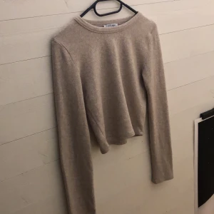 ⛷Tröja från Zara strl 26/XS❤️ - Lite nopprig men syns absolut inte om man har den på. Köpt av någon annan här på Plick men jag har inte Använt den