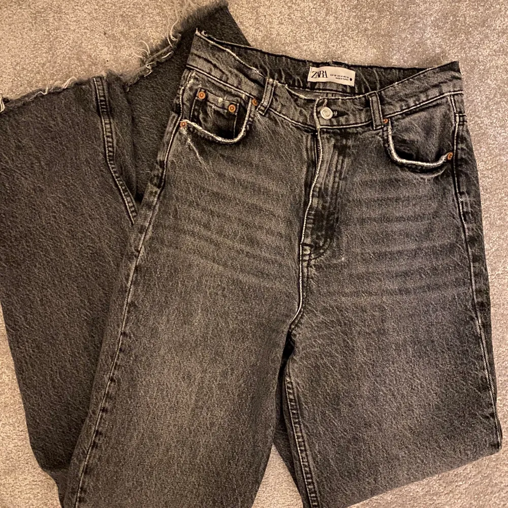Säljer mina gråa eftertraktade  jeans från zara 😍😍😍😍 de är tyvärr för små för mig därav kan jag inte använda dom🙏🙏🙏. Coola slitna detaljer. Köparen betalar för frakt. . Jeans & Byxor.
