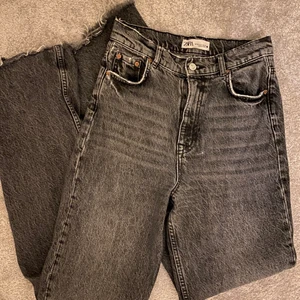 Gråa jeans  - Säljer mina gråa eftertraktade  jeans från zara 😍😍😍😍 de är tyvärr för små för mig därav kan jag inte använda dom🙏🙏🙏. Coola slitna detaljer. Köparen betalar för frakt. 