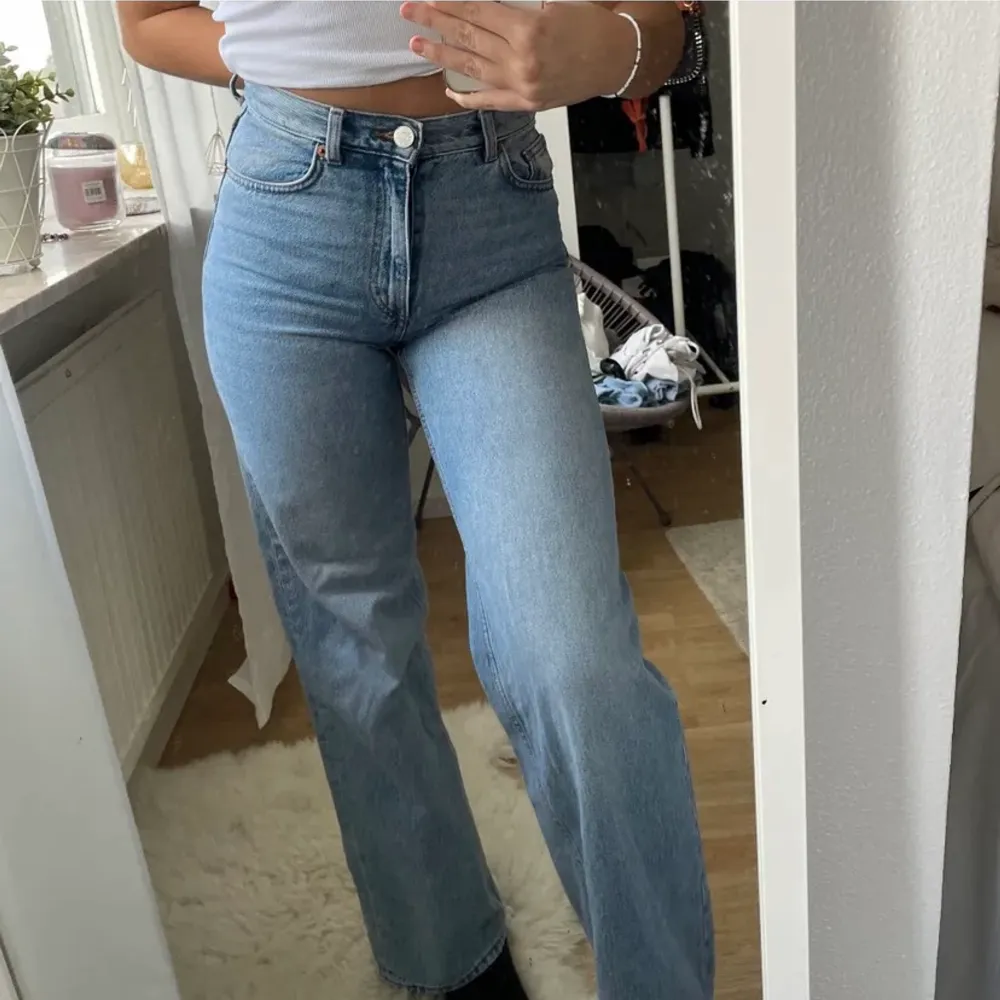 Supersnygga jeans från Monki i storlek 25💞 (bilden är lånad ) köpta här på plick. Säljer de pga att dom passar inte mig. De är i väldigt bra skick, inga defekter eller så. Hör av er vid intresse☺️. Jeans & Byxor.