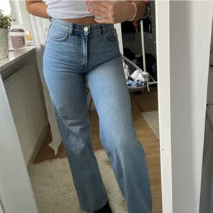 Blåa monki jeans - Supersnygga jeans från Monki i storlek 25💞 (bilden är lånad ) köpta här på plick. Säljer de pga att dom passar inte mig. De är i väldigt bra skick, inga defekter eller så. Hör av er vid intresse☺️