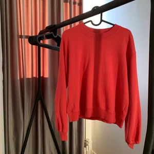Sweatshirt  - Strl. M från nakd köparen står för frakt