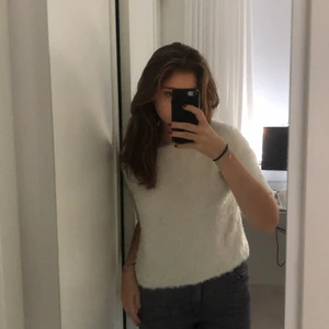 Super fin fluff tröja i 3 kvarts arm  - En vit fluffig tröja