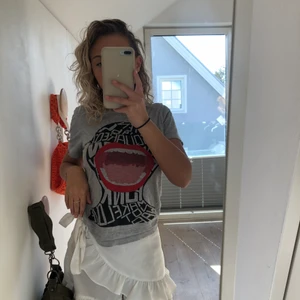 Dsquared t-shirt - Sjukt fin Dsquard t-shirt som är jätte fin till bara ett par slitna jeans och sneakers. Däremot är tröjan så bekväm att jag brukar använda den som myströja också. Det är barnstorlek men passar mig som brukar ha Xs/S✨😍