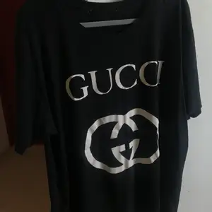 Säljer en äkta Gucci T-shirt i oversized modell som är inköpt för några år sedan, har därför inget kvitto kvar. Den har använts flitigt, lappen i nacken har tyvärr trillat av, men t-shirten är i fint skick. Passar både killar och tjejer. Köparen står för frakten. 