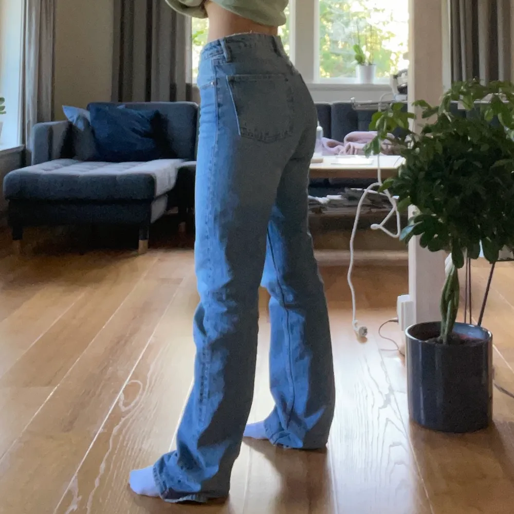 Skitsnygga jeans från zara som är slutsålda!💞. Jeans & Byxor.