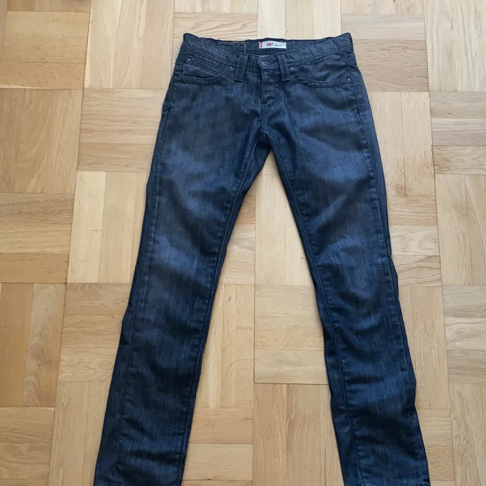 säljer dessa lowwaisted Levis jeansen! Bra skick, köpta secondhand, buda i kommentarerna. Jeans & Byxor.