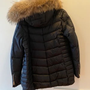 Rock and blue jacka med äkta päls - Köpt för två år sedan, nästan aldrig använd. Inga märken ser ut som ny. Köpt för 2500kr  Buda från 1500kr i kommentarerna eller köp direkt för 2000kr säljer pga av att den är för stor. Exklusive frakt, frakten står köparen för.