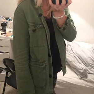 Grön jacka  - Populär jacka från Zara, storlek 164 men passar mig med S. Inte speciellt använd och i fint skick!💞