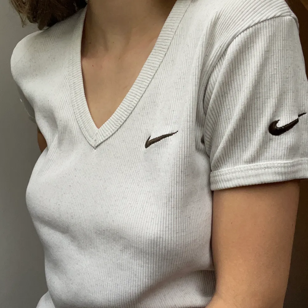 Köpt second hand i Amsterdam🍃 Nike Logan i brun nästan svart och det vita i melerad med gråa prickar . T-shirts.