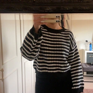 Randig stickad tröja  - Säljer denna fina randiga tröjan som tyvärr inte har kommit till användning !!💖💖 köparen står för frakt 🥰