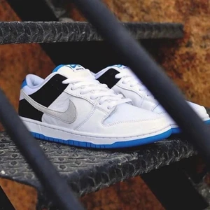 Sb Dunk low laser Blue  - 👟 Nike SB Dunk ’Low Laser Blue’  Tillgänglig i storlek⬇️  • EU43   • Pris: 1999kr Fri frakt   • Vi nås genom dm för eventuella frågor eller funderingar!  @erisneakers på instagram 