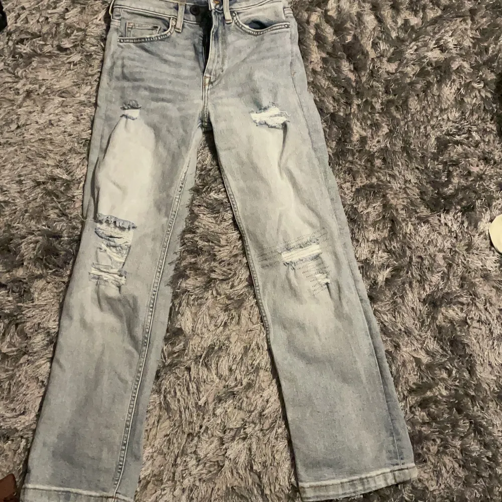 Säljer dessa snygga lågmidjade jeans för att dom inte passar. Dom är köpt här ifrån Plick. Det finns en tillsydd byxknapp från förra ägaren. . Jeans & Byxor.