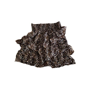 Leopard volang kjol - Säljer min les coyotes de Paris kjol som jag köpte för drygt ett år sedan. Knappt använd och perfekt skick. Nypriset var ca 1000kr 🐆 Den är i barnstorlek 16 år men passar mig som är en S, kan även passa XS-M pga resår. Kan gå ner i pris vid snabb affär ✨