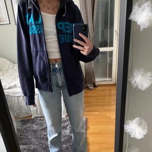 Hoodie  - Säljer denna snygga hoodie med dragkedja från Replay då jag aldrig får användning av den. Jag har ärvt den men den är i jättefint skick! 