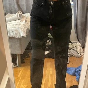 Jeans  - Ett par jättefina jeans ifrån nakd. Dom är svarta med en jättefin slits. 