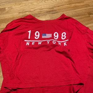 Red t-shirt “1998 New York” - It’s a red beautiful shirt, a little short around the stomach, but no worries! It’s cozy and flexible.