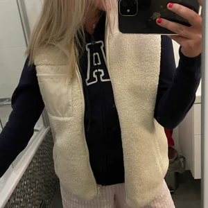 Teddy väst - Jättemysig teddy väst från Lindex. Säljer då den inte kommer till användning. Storlek S😌