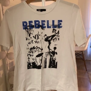 Maje T-shirt  - Super fin tisha från Maje. Lägger upp igen pga oseriös köpare. Köp direkt för 350kr!