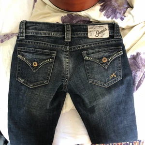 Guess jeans! - Lågmidjade Guessjeans! Med diamanter på rumpan